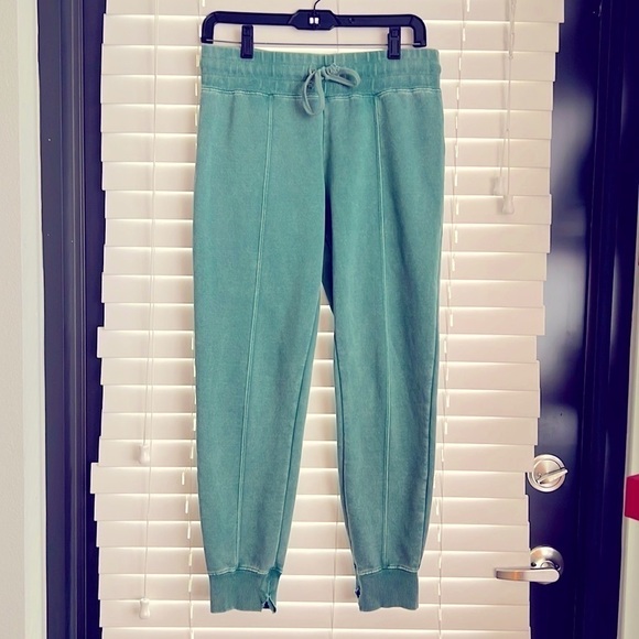 RVCA Pants - RVCA Distressed Green Jogger Sweatpants with pockets! 🛍️💕